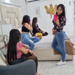 Modelo webcam trabajando en estudio profesional en Tuluá Ambientes privados y cómodos para modelos webcam en Tuluá Modelo webcam en Tuluá recibiendo capacitación profesional S&S Studio WebCam: Oportunidades para mujeres primerizas en Tuluá Mujer joven iniciando su carrera como modelo webcam en Tuluá