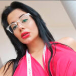 Modelo webcam trabajando en estudio profesional en Tuluá Ambientes privados y cómodos para modelos webcam en Tuluá Modelo webcam en Tuluá recibiendo capacitación profesional S&S Studio WebCam: Oportunidades para mujeres primerizas en Tuluá Mujer joven iniciando su carrera como modelo webcam en Tuluá