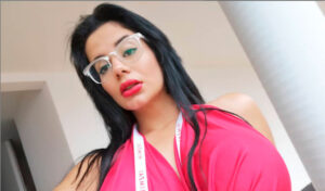 Modelo webcam trabajando en estudio profesional en Tuluá Ambientes privados y cómodos para modelos webcam en Tuluá Modelo webcam en Tuluá recibiendo capacitación profesional S&S Studio WebCam: Oportunidades para mujeres primerizas en Tuluá Mujer joven iniciando su carrera como modelo webcam en Tuluá