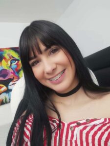 Modelo webcam trabajando en estudio profesional en Tuluá Ambientes privados y cómodos para modelos webcam en Tuluá Modelo webcam en Tuluá recibiendo capacitación profesional S&S Studio WebCam: Oportunidades para mujeres primerizas en Tuluá Mujer joven iniciando su carrera como modelo webcam en Tuluá
