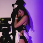 Modelo webcam trabajando en estudio profesional en Tuluá Ambientes privados y cómodos para modelos webcam en Tuluá Modelo webcam en Tuluá recibiendo capacitación profesional S&S Studio WebCam: Oportunidades para mujeres primerizas en Tuluá Mujer joven iniciando su carrera como modelo webcam en Tuluá