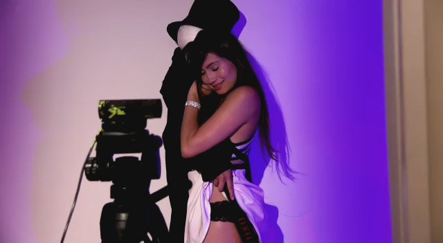 Modelo webcam trabajando en estudio profesional en Tuluá Ambientes privados y cómodos para modelos webcam en Tuluá Modelo webcam en Tuluá recibiendo capacitación profesional S&S Studio WebCam: Oportunidades para mujeres primerizas en Tuluá Mujer joven iniciando su carrera como modelo webcam en Tuluá