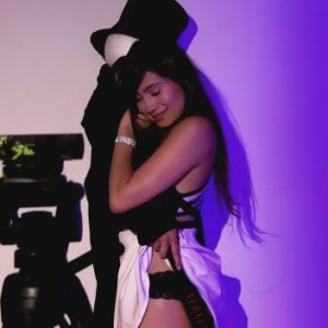 Modelo webcam trabajando en estudio profesional en Tuluá Ambientes privados y cómodos para modelos webcam en Tuluá Modelo webcam en Tuluá recibiendo capacitación profesional S&S Studio WebCam: Oportunidades para mujeres primerizas en Tuluá Mujer joven iniciando su carrera como modelo webcam en Tuluá